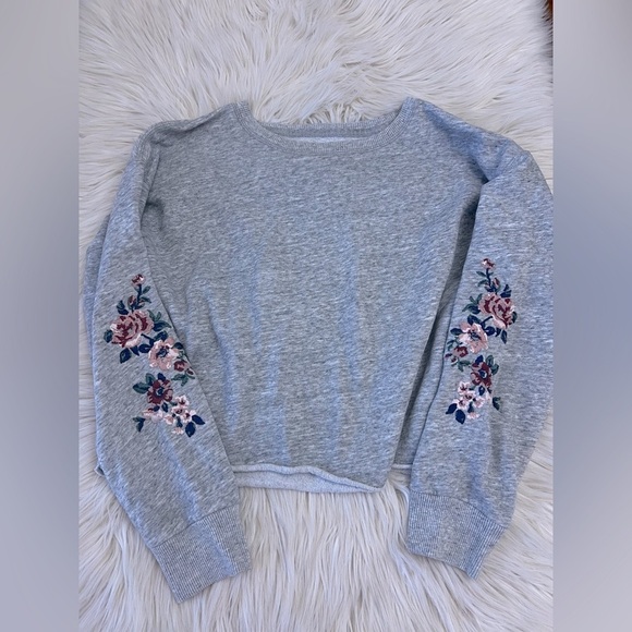 Abercrombie & Fitch Gray Cropped Sweatshirt Small Floral Embroidered Sleeves - Picture 1 of 2